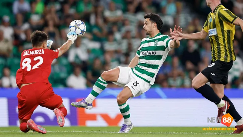 Cầu thủ Napoli chiến đấu quyết liệt với cầu thủ Sporting CP để giữ bóng.