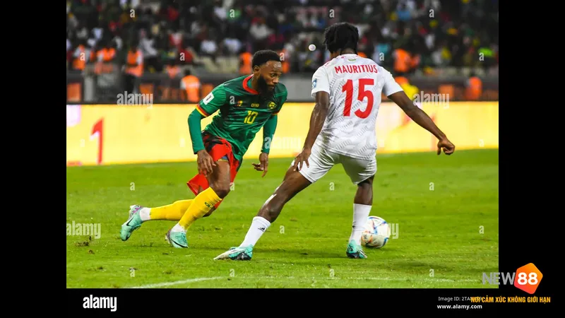 Cầu thủ Mauritius vượt qua người Cameroon trong trận đấu bóng đá Cầu thủ Mauritius vượt qua người Cameroon trong trận đấu bóng đá